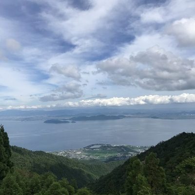 山頂から琵琶湖をのぞむ