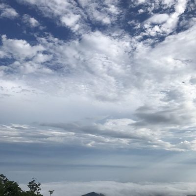 雲海と、遠くに日本海