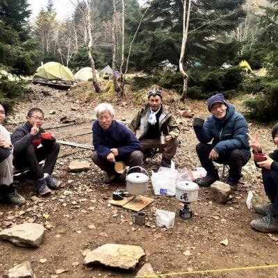 テント場でくつろぐ