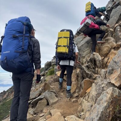 岩場を慎重に登る