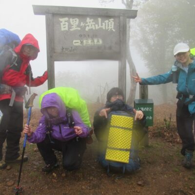 雨の百里ヶ岳にて